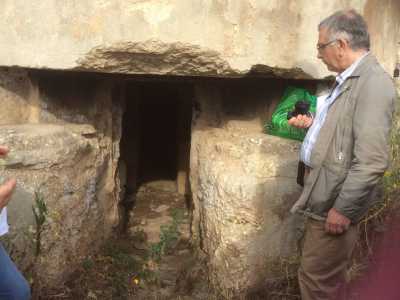 Eugenio Lombardi, dell'Ecomuseo Urbano del Nord Barese davanti all'ingresso di una casamatta 